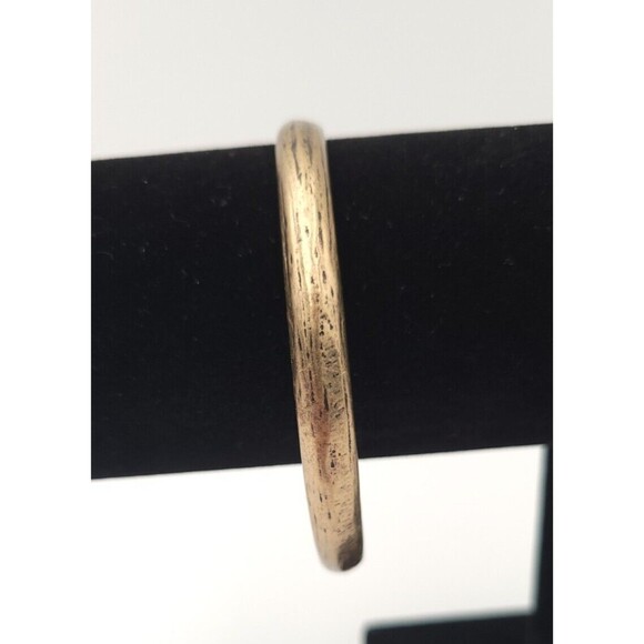 Chico's Bangle Bracelet Hammered Textured Gold Tone Metal Signed - Picture 1 of 7
